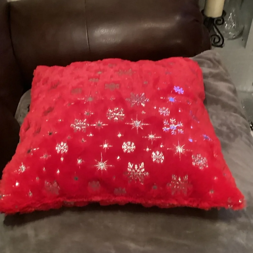 NWOT Pair of Red & Gold Square Holiday Pillow Covers. Size:18x18.